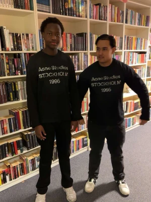 Svart Acne Studios hoodie Stockholm 1996 - Säljer en svart hoodie från Acne Studios med trycket 'STOCKHOLM 1996' i vitt på bröstet. Klassisk passform med rund hals och långa ärmar. Perfekt för dig som gillar stilrena och trendiga plagg med streetwear-vibe.