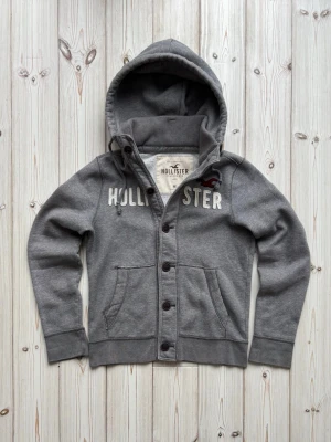 Hollister kofta med knappar (sällsynt)  - Säljer nu denna riktigt snygga och sällsynta vintage Hollister kofta med knappar, i väldigt bra skick. Storlek: M. Pris: 749kr. Pris kan diskuteras! Skriv vid frågor eller för mer bilder!🤩