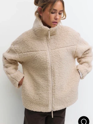 Beige teddyjacka med dragkedja - Mysig beige teddyjacka med hög krage och hel dragkedja framtill. Jackan har en oversized passform och är tillverkad i fluffigt teddy-material som ger en avslappnad och trendig look. Väldigt skön och passar till allt!! säljer pågrund av att jag köpt en ny och då går den inte lika mycket till användning❣️❣️