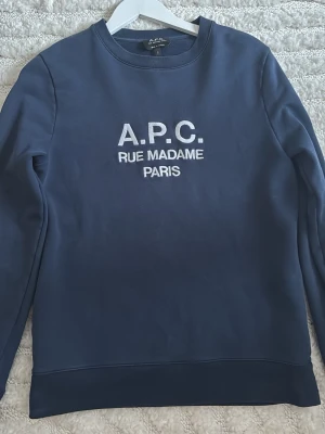 Tröja från A.P.C. - Mörkblå sweatshirt från A.P.C. 9/10 skick utan tecken på användning. 