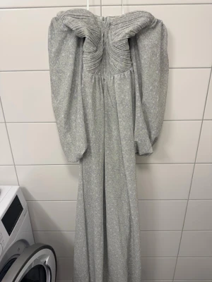 Ljusblommig långklänning By Malina - Selena-klänning från By Malina