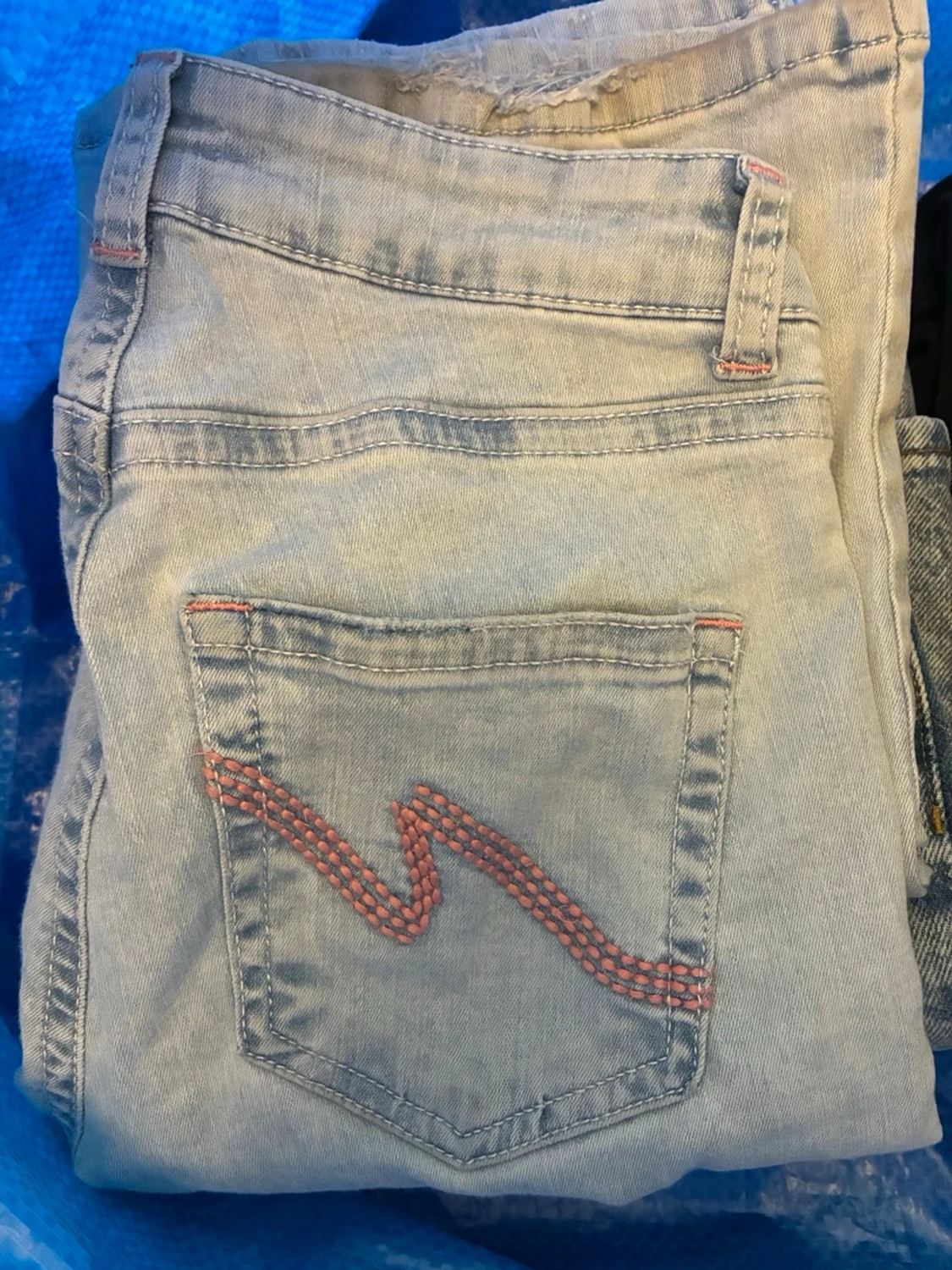 Ljusblå slitna jeans med brodyr