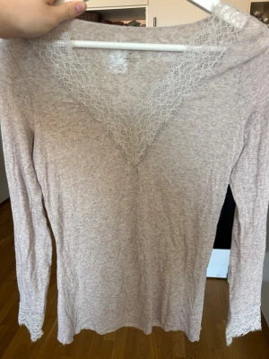 Intimissimi tröja  - Snygg beige långärmad topp med v-ringning och spetsdetaljer runt halsen och ärmsluten. Tunn och mjuk, perfekt att styla lager på lager eller bära som den är.  Märke intimissimi. Storlek M. Använd 1 gång 