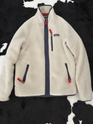 Patagonia fleece jacka  - Hej! Säljer en super fin patagonia fleece i nyskick. Passformen sitter ”normalt” och har använts max 10-15 gånger. 