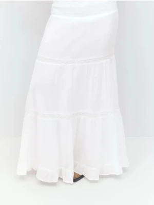 Vit långkjol med volangdetaljer - Säljer en vit långkjol med bred resår i midjan och volangdetaljer. Kjolen har en luftig och flowy känsla, perfekt för varma dagar. Tillverkad i ett lätt material som ger en avslappnad look.