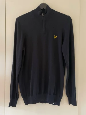 Golftröja Ull Lyle&Scott - En väldigt skön half-zip i ull från Lyle&Scott, perfekt för golfrundan eller en lite mer uppklädd look. Köpt ny från Zalando för en tusenlapp för något år sedan men kommer tyvärr inte till användning längre. Jag skulle bli väldigt glad om denna fina tröja hittar ett nytt hem. Pris kan diskuteras!