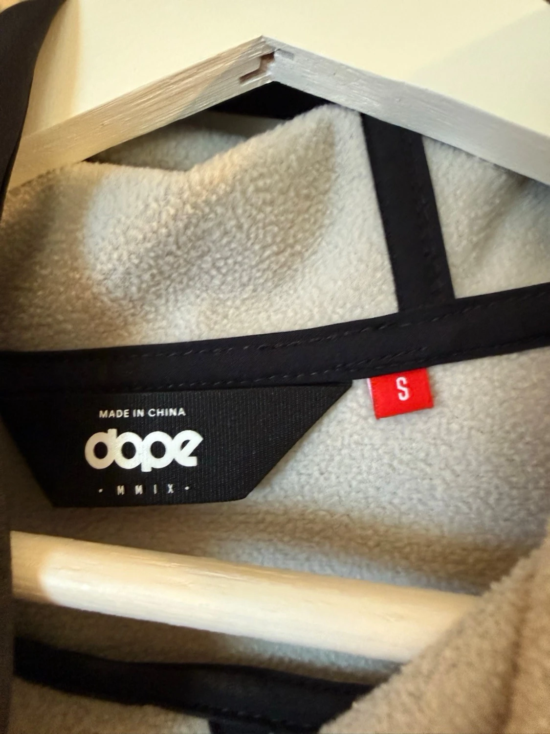 Svart hoodie/slalom vinterjacka från Dope med tryck - 1