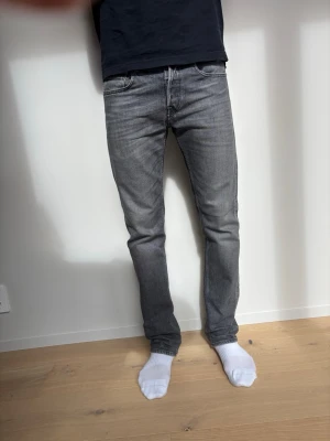 Replay gråa jeans - slim fit - Säljer ett par grå slim fit. Jeansen har en snygg tvättad look och raka ben. Perfekta för dig som gillar en stilren och enkel vardagsstil.                            Orginialpris: 1799kr