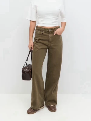 Olivgröna wide leg jeans - Säljer ett par olivgröna jeans med hög midja och riktigt breda ben. Jeansen har klassisk femficksdesign och är gjorda i ett kraftigt bomullstyg. Perfekta för dig som gillar en avslappnad och trendig look.