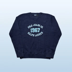 Vintage Ralph Lauren grovstickad tröja - herr strl L - Säljer en vintage Ralph Lauren grovstickad tröja i mörk marinblå färg i storlek L med “POLO JEANS CO. 1967 RALPH LAUREN” brodering över bröstkorgen i ljusblå samt Ralph Lauren patch nedtill på vänster sida av ryggen.  👕 Märke: Ralph Lauren 📏 Storlek: L 🎨 Färg: Mörk marinblå 🧵 Material: 100% bomull 📐 Mått: 69 cm lång, 56 cm bred 📌 Skick: Mycket bra skick. Liten skada vid nacken (se bilder)  💬 Hör av dig vid frågor 💰 Pris kan diskuteras vid snabb affär 📦 Skickas inom 24 timmar