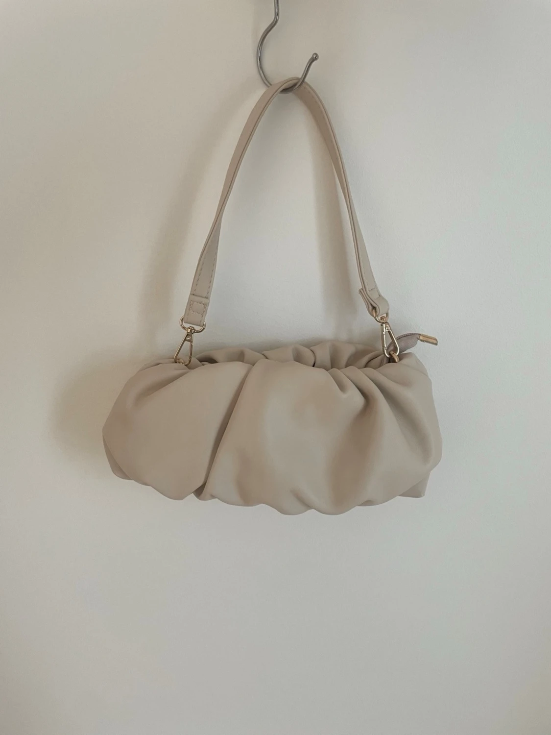 Gullig handväska i ljus beige färg 
