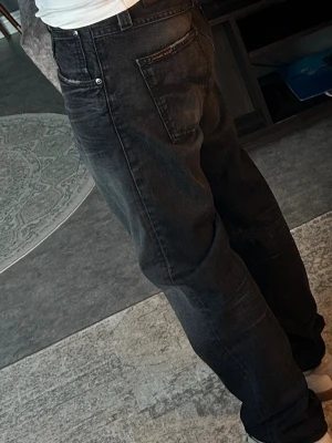 Nudie Jeans Sharp Bengt - Nudie Jeans Sharp Bengt. W29L32. Uppsydda 106cm ytterbenslängd. 