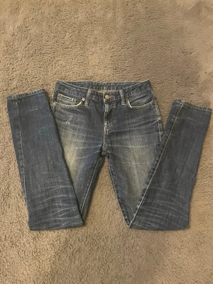 RRL Ralph lauren slim - Ett par skitsnygga och sällsynta Ralph Lauren ”selvedge” jeans med slitningar och riktigt snygga fades. De är i fint skick dock är lappen inte kvar där bak. Storlek 14, hör av dig direkt vid frågor eller funderingar!