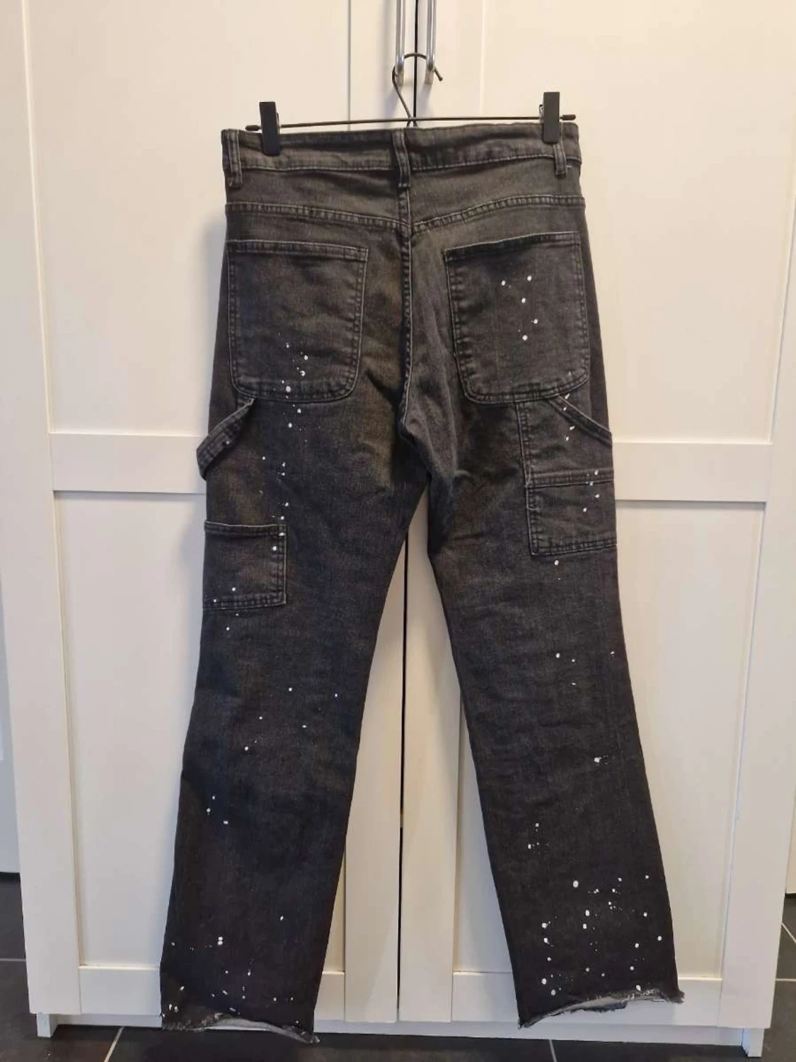 Svarta flared jeans med färgstänk och råa kanter - 1