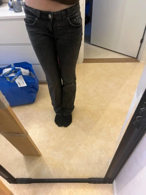 Låg midjade jeans med knappar  - Low waist jeans med fickor där bak som har knappar. Bootcut Svarta. Sitter väldigt fint men tyvärr lite små för mig. Heter: Perfect jeans