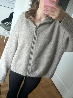 Tröja zara - Säljer denna jättefina stickade tröjan från Zara, eftersom den inte kommer till användning. Den är i jättebra skick och har bara används en gång💕