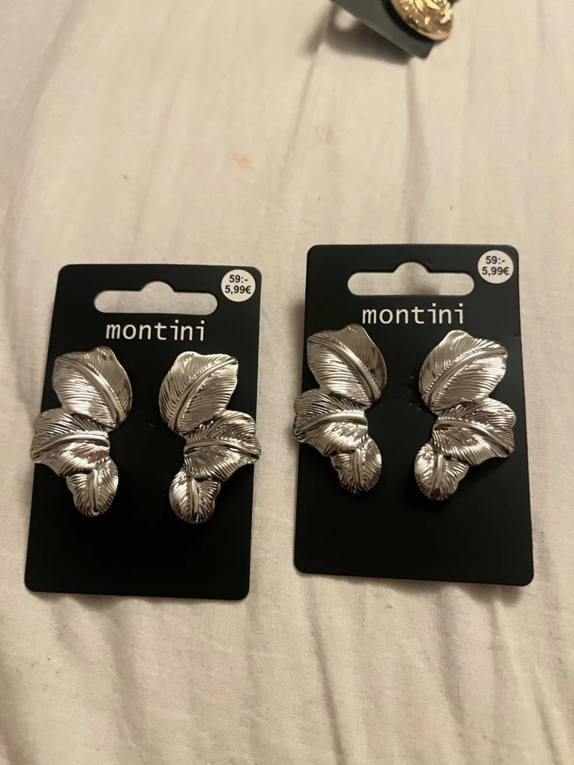 Silvriga bladformade örhängen Montini