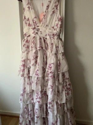  usig långklänning från ALB - Säljer denna fina balklänningen/sommarklänningen eftersom den inte passar mig. Nypris är 1300kr och är från märket ALB! Har endast testat, men utöver det är den helt ny & kommer skickas i sin originala förpackning! 💞