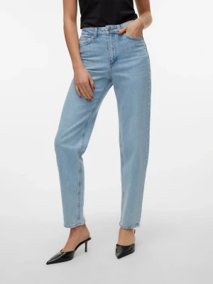 Ljusblå raka jeans från Vero Moda modell ”Tessa mom” - Säljer ett par ljusblå jeans från Vero Moda med rak passform och klassisk femficksdesign. Jeansen har hög midja, bälteshällor och stängs med knapp och dragkedja. Materialet är 100% bomull för en skön och avslappnad känsla. STORLEK:26x32! 
