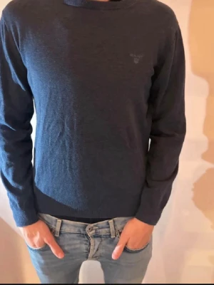 Gant Sweatshirt  - Säljer en snygg och bekväm sweatshirt i bra skick. Tröjan är mjuk och skön att ha på sig och passar perfekt till både vardag och chill. Den är sparsamt använd och har inga slitningar eller fläckar.    Storlek: M Märke: Gant   Hör gärna av dig vid frågor!