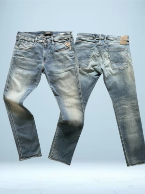 Ljusblå jeans från Replay - Säljer ett par blå jeans från Replay med klassisk femficksmodell. Jeansen har raka ben, normal midja och ljus tvätt med kontrasterande sömmar. Perfekta för en avslappnad och trendig stil.