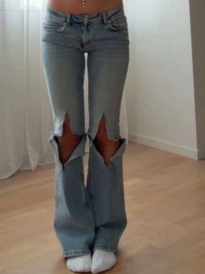 jeans - superfina ljusblå jeans med slitningar💘💘