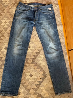  sopslitna blå jeans från Replay - Säljer ett par blå jeans från Replay med klassisk femficksmodell i slim fit. och tydliga kontrastsömmar samt Replay-lapp bak i midjan. Tillverkade i slitstark denim med cool tvättad look.