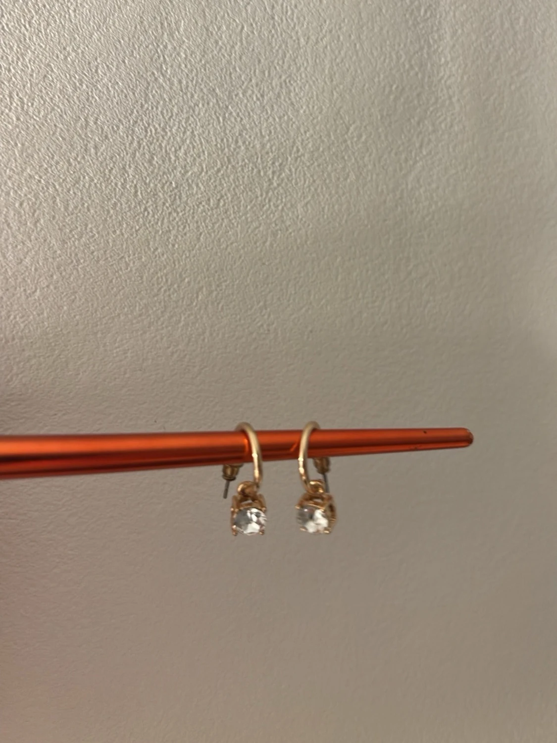 Guldtonade örhängen med kristallhänge, nickelfria