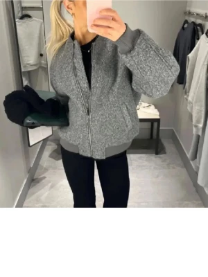 Grå teddy bomberjacka - Snygg, trendig grå bomberjacka i teddy-material från hm. Perfekt nu inför våren. Köpte på vinted men behöver sälja några jackor då ja har för många💕💕 (lånade bilder men samma jacka) 