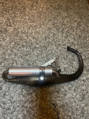 Yasuni Z slider - Säljer mitt Yasuni Zoom passar till slider/bws då jag inte använder det längre, det är i finnt skick. Ny avgaspackning hänger med och bultar att fästa det med. 1300kr eller bud skriv om du har frågor