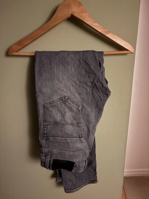 Pistoleros - Gråa lite mer slim jeans kan sitta riktigt snygg på rätt person. Skick 7/10 (små fläckar vid knä) Pgr: Hypno 