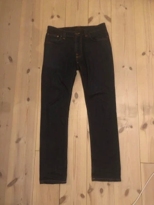 Nudie jeans thin Finn  - Riktigt fina nudie jeans inga fel sitter riktigt bra w31 känns mer som w29! Superskön kvalitet ifall det är några frågor så är det bara att skriva!