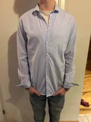 Blårandig skjorta Tiger of Sweden - Snygg blårandig skjorta från Tiger of Sweden. Storlek 39 vilket ungefär motsvarar M. Passar perfekt inför vårdagar och kommande sommar!🔥😎