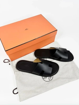 Hermes Izmir sandlar - | Säljer Hermes Izmir sandaler, helt nya med box och dustbags | Storlekar: 40,4, 41, 42, 43 | Hör av dig vid frågor eller funderingar