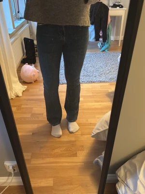 Mörkblå raka jeans - Säljer ett par mörkblå jeans bootcut från Gina endast använda några fåtal gånger 