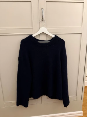 Stickad tröja Gina Tricot  - Mörkblå stickad tröja från Gina tricot i storlek S, knappt använd.