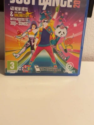 Just Dance 2018 PS4 spel - Just Dance 2018 till PlayStation 4 med färgglad omslagsdesign och medföljande manual. Spelet bjuder på över 300 låtar och dansutmaningar, perfekt för att spela med vänner. Skivan och fodralet är i blå plast.
