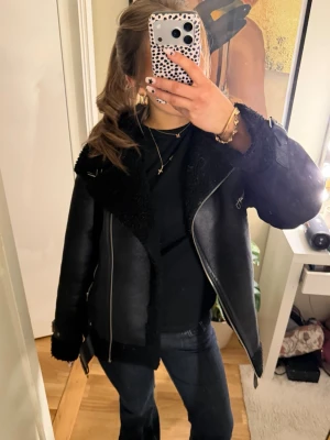 Svart skinnjacka  - Cool svart skinnjacka med fuskpäls på krage och insida från Zara. Den har lite vit ludd på insidan från att jag har haft på mig stickade tröjor, men inget som syns på utsidan💓💓