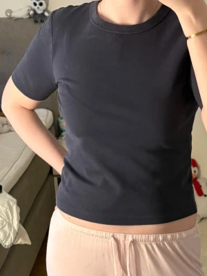 Zara, xs, Mörkblå t-shirt - Supersnygg mörkblå topp ifrån Zara i stretchigt och mjukt material
