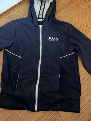 Mörk blå med cardigan suit från BOSS nypris 1000kr  - Säljer denna tröja för ett bra pris 300kr fraktar samma dag 154 och 158 kan ha den också 160 storlek väldigt bra skick.