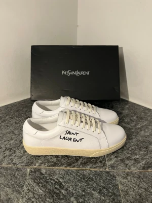 Saint Laurent skor - Vita Saint Laurent skor. Helt nya! Priset är inte fast. Kom privat för fler frågor.