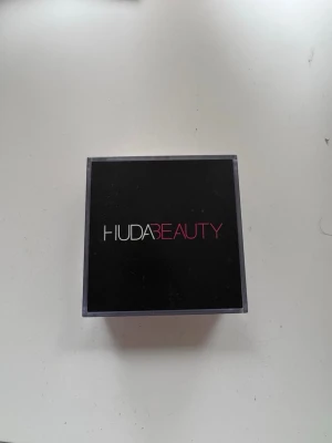 Huda Beauty Easy Bake Foundation - Huda Beauty puder i färgen Cupcake, i princip helt orörd. gammal förpackning🪽