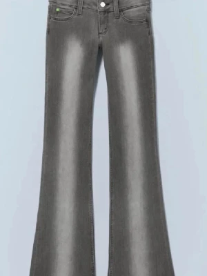 Grå Cheap monday jeans - Säljer ett par grå jeans med utsvängda ben och markerad tvättad effekt framtill. Jeansen har klassisk femficksmodell och låg midja, perfekta för en retroinspirerad stil. Materialet är denim i bomull med lite stretch för skön passform. Kvarg jeans som dem även kallas😉. Använda en gång