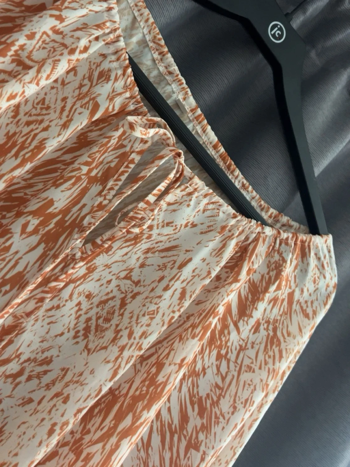 Mönstrad offshoulder blus i orange och vitt - 1