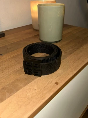 Givenchy bälte  - Säljer ett Givenchy bälte som är helt nytt. Riktigt snyggt och passar till allt. Längd 120 cm. 