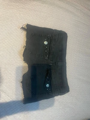 Rhinestone shorts - Mörkgråa shorts med rhinestones på bakfickorna och där fram. Skriv för bilder eller prisförslag 