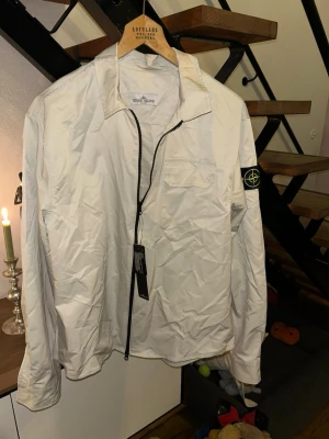 Stone Island overshirt  - En perfekt stone overshirt till sommaren som passar till allt, funkar även nu under våren. Perfekt skick och riktigt snygg. Hör av er! 