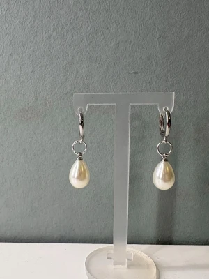  Pearl drop örhänge silver - Snygga örhängen i rostfritt stål. Kontakta gärna vid frågor🌟