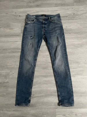 Jack & Jones Jeans  - Tja säljer nu dessa unika blåa jeansen i storlek 32/32 ifrån Jack & Jones för endast 399kr! Finns ej tillgängliga att köpa i Sverige | skriv i dm vid funderingar! Priset är ej hugget i sten🙌