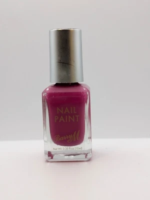 Barry M Nail Paint Rhossili 035 nästan full - Snyggt nagellack från Barry M i färgen Rhossili 035. Lacket har en djup rosa-lila ton och kommer i en klassisk fyrkantig glasflaska med silverfärgat lock. Innehåller 10 ml och är perfekt för dig som vill ha färgstarka naglar.